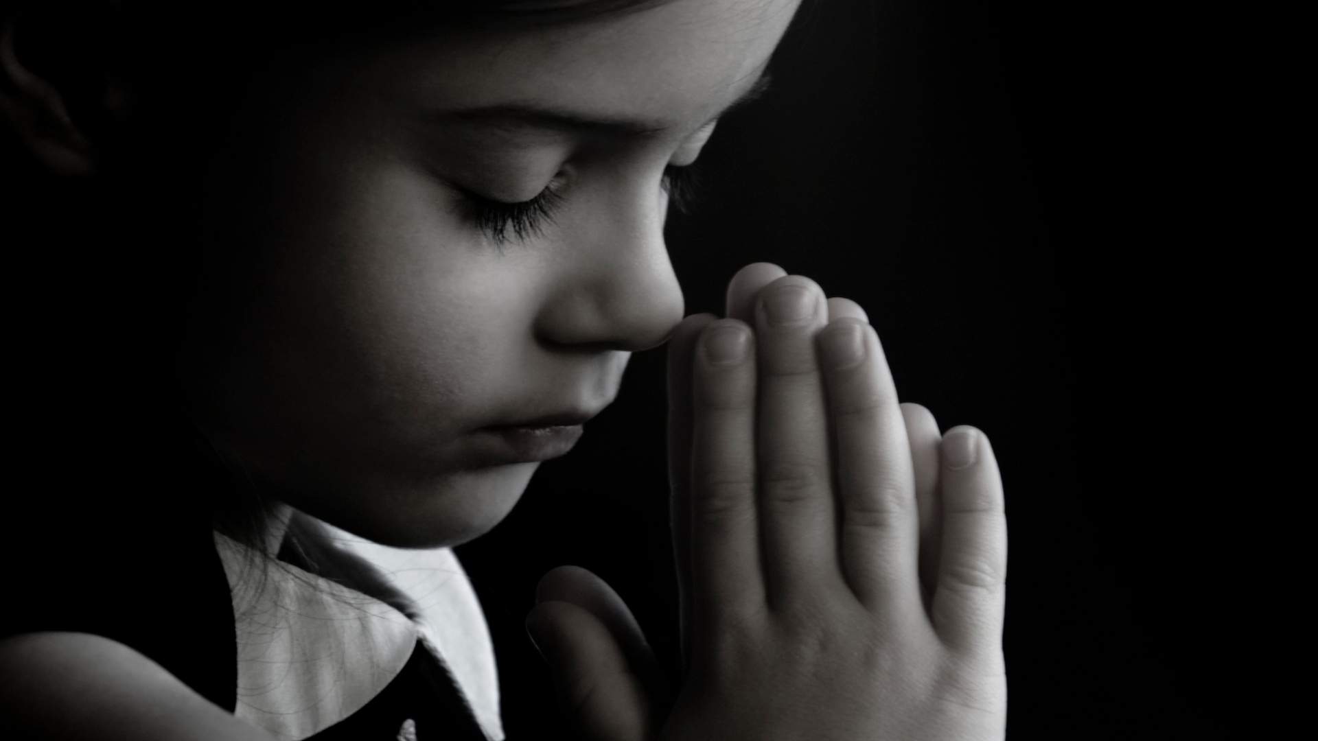 little girl praying