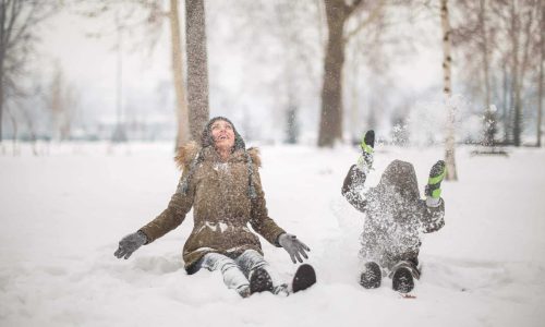 woman child playing snow